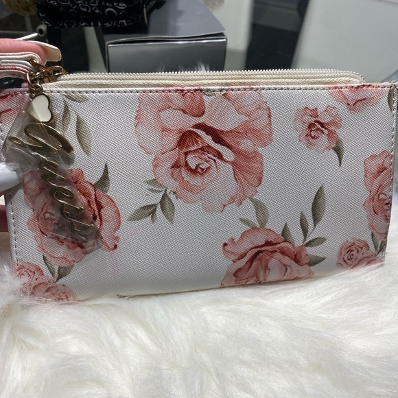 Guess flower wristlet - Picture 2 of 5